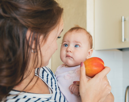 How Diet and Teething Are Linked: Introducing Solids for UK Babies During Teething