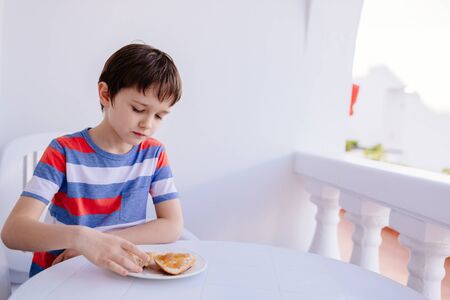 Making Night Feeds Easier with Formula: Tips and Product Picks for Sleep-Deprived UK Parents